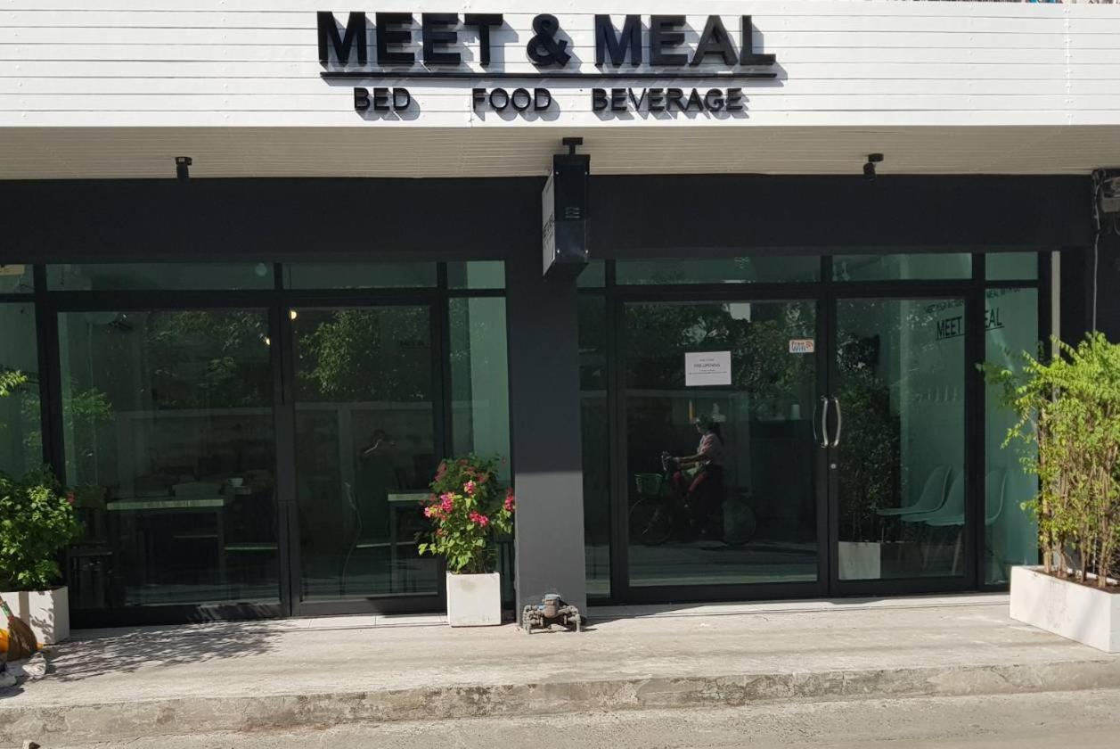 Meet & Meal Vandrarhem Bangkok Exteriör bild